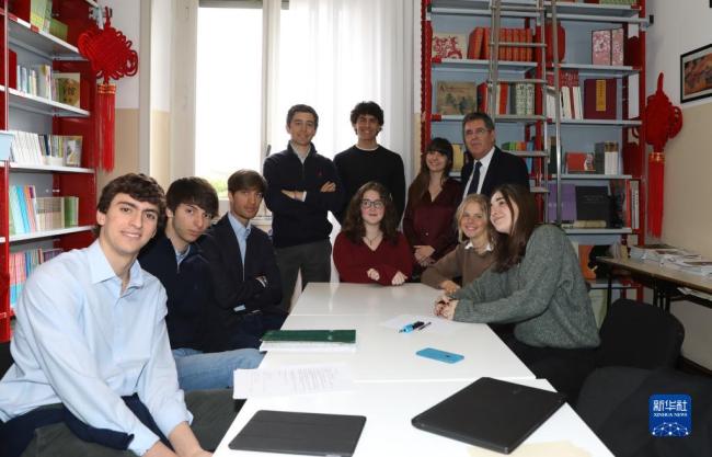 意大利罗马国立住读学校校长雷亚莱（后排右一）与致信习近平主席的学生们在一起（2019年3月18日摄）。新华社记者程婷婷摄