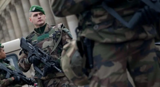 陷入“死循环”？马克龙“火上浇油”引发众怒后 法国动员1.2万名军警应对大罢工  