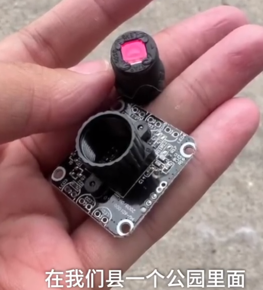 女生地摊套玩具熊拆开发现摄像头，在卧室放了3个月 是地摊套圈得来