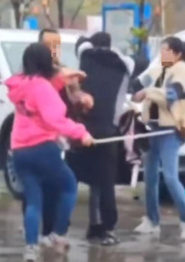 女子当街棒打老公和女主播，警方回应：正在调查处理中