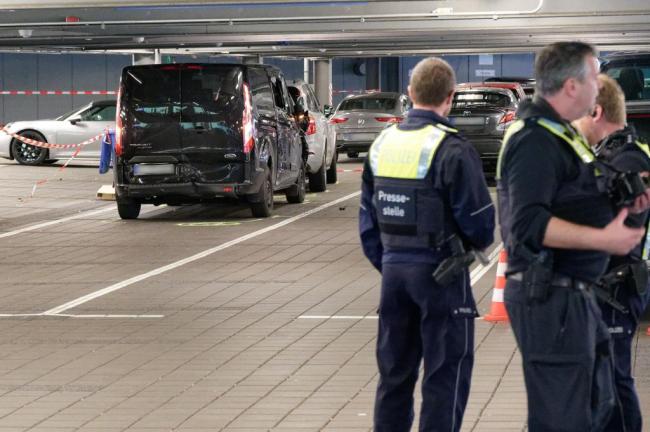 德国一机场突发蓄意撞人事件 涉事男子57岁 患有精神疾病 警方在现场进行调查