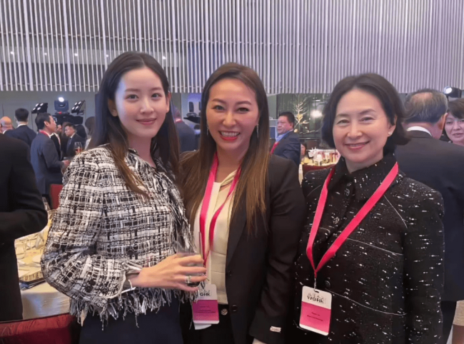 章泽天出席香港名流聚会，一身大牌与女强人同框丝毫不输