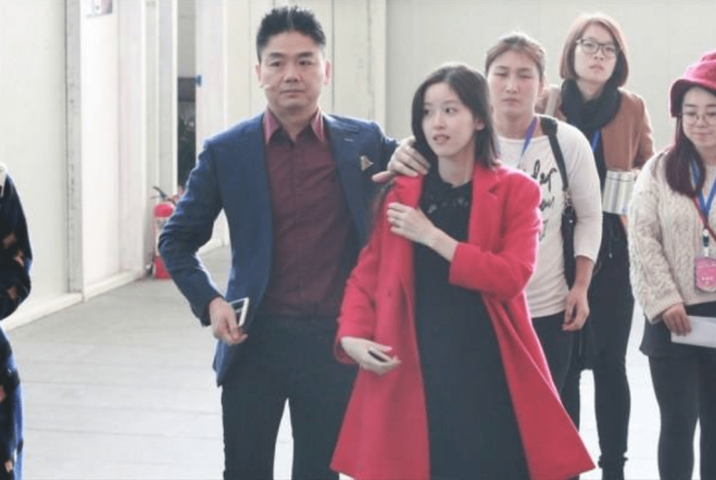 章泽天出席香港名流聚会，一身大牌与女强人同框丝毫不输