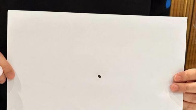 林俊杰晒与周星驰合影！两人玩游戏“我画你猜”让网友猜谜
