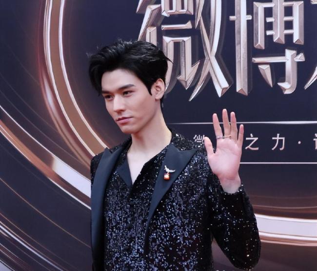 龚俊亮片黑西装造型 网曝其佩戴的胸针价格高达220万元
