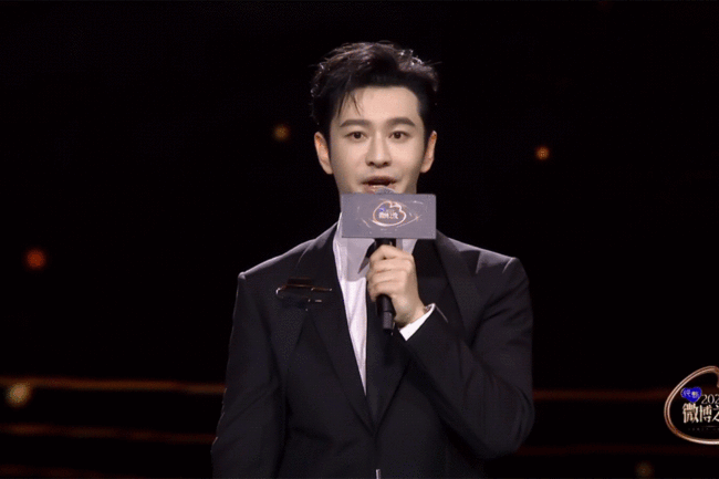 黄晓明在上台演讲时 杨颖杨幂台下聊天引热议