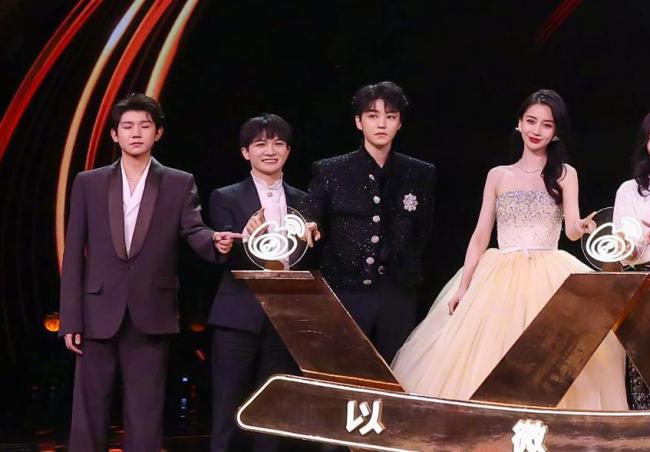 王源王俊凯终于同框了！两人说获奖感言时，导播镜头切给了易烊千玺