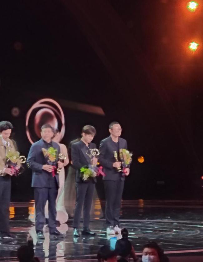 张艺谋为易烊千玺颁奖，排面！