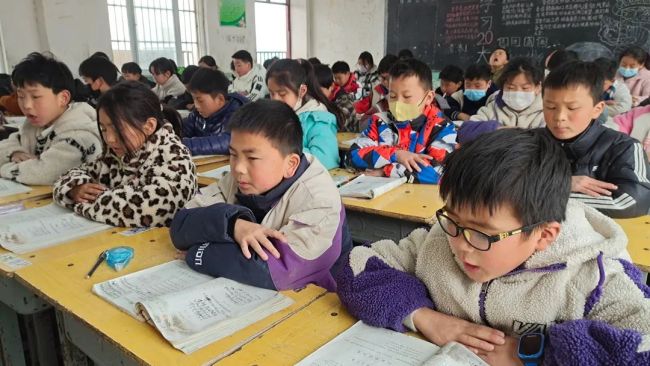 老师上课时突然劈叉 学生们看得目瞪口呆纷纷鼓掌