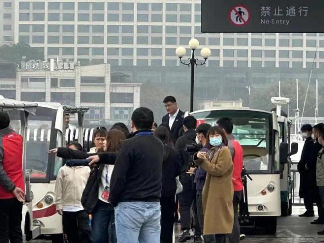 杜锋姚明现身厦门鼓浪屿，在工作之外还到当地一家大排档享受一把美食