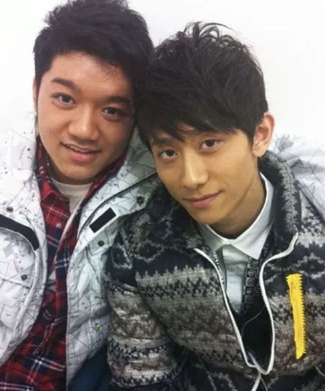 张一山晒与尤浩然合影喊了那么多年满足你可是你的脸太大了