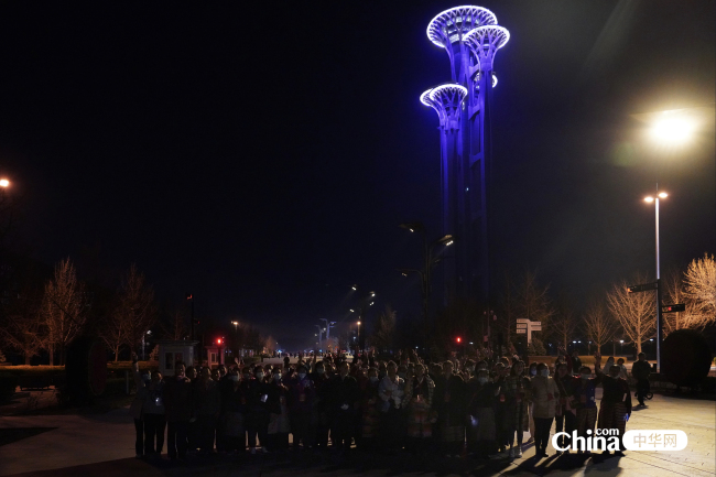 西藏基层妇联干部登奥林匹克塔俯瞰鸟巢、水立方 欣赏璀璨夜景