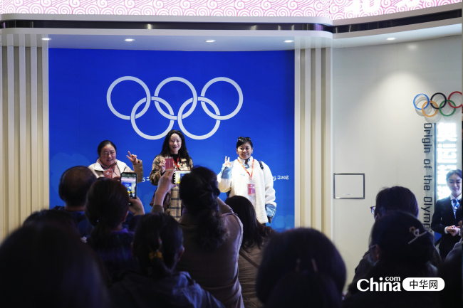 西藏基层妇联干部登奥林匹克塔俯瞰鸟巢、水立方 欣赏璀璨夜景