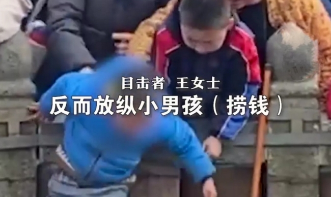 俩男孩跳进许愿池捞钱