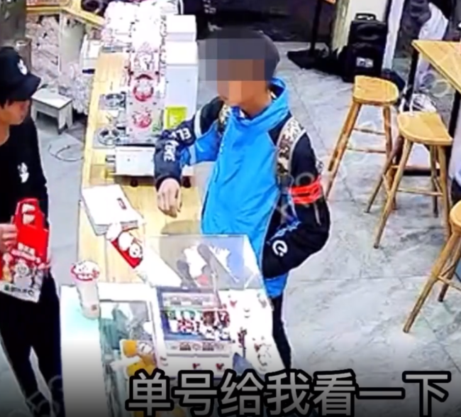 男子装外卖员偷餐被店员一秒识破 当场报警被抓获