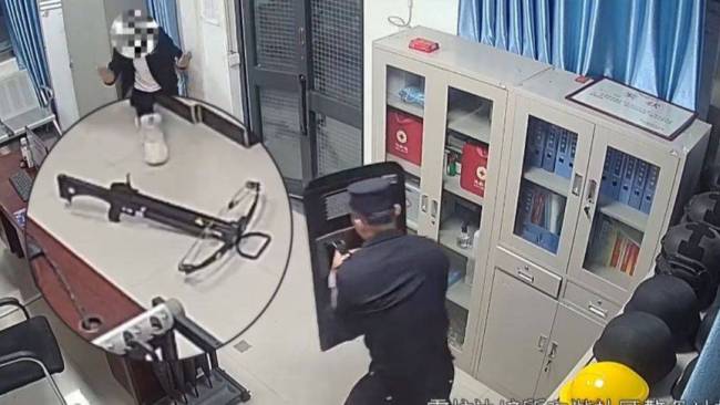 男子上交父亲生前的弓弩，把值班民警吓一跳 双方都紧张了