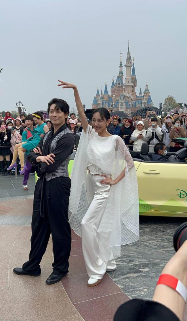 朱洁静和王佳俊现身上海迪士尼度假区 展现惊人舞蹈天赋