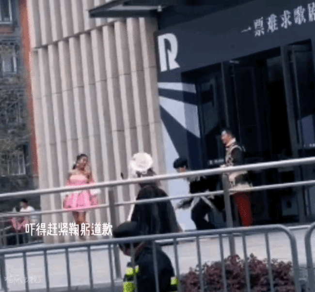 粉丝打招呼没看路，宋雨琦踩掉吉克隽逸裙摆