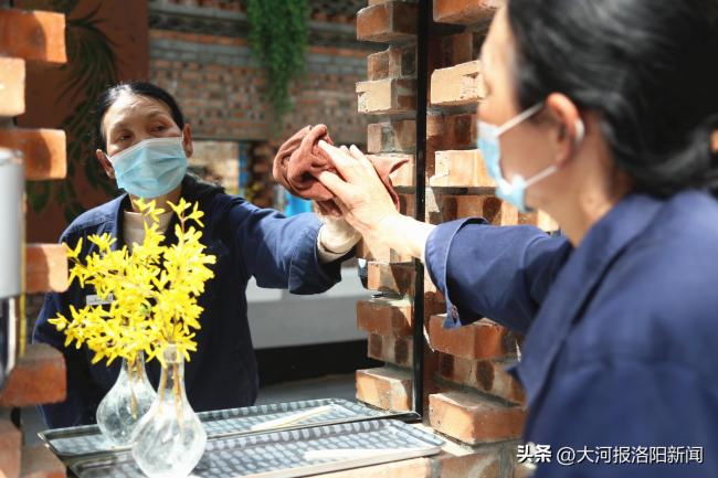 女子每天擦拭上百块墓碑 每次擦拭之前都要深鞠一躬