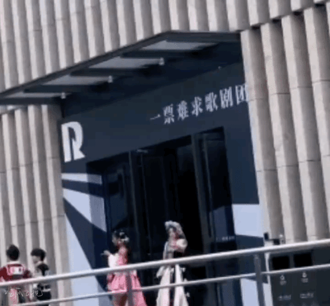 粉丝打招呼没看路，宋雨琦踩掉吉克隽逸裙摆