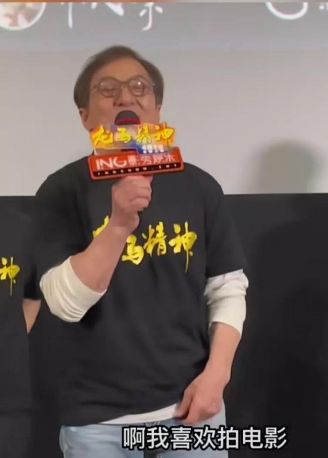 70岁还在拍戏的成龙，不是为了名和利，竟是因为热爱