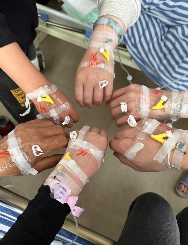 一家6口挖野菜吃完中毒，误将化儿草当血皮菜食用：“用亲身经历告诉大家，不要乱吃东西”