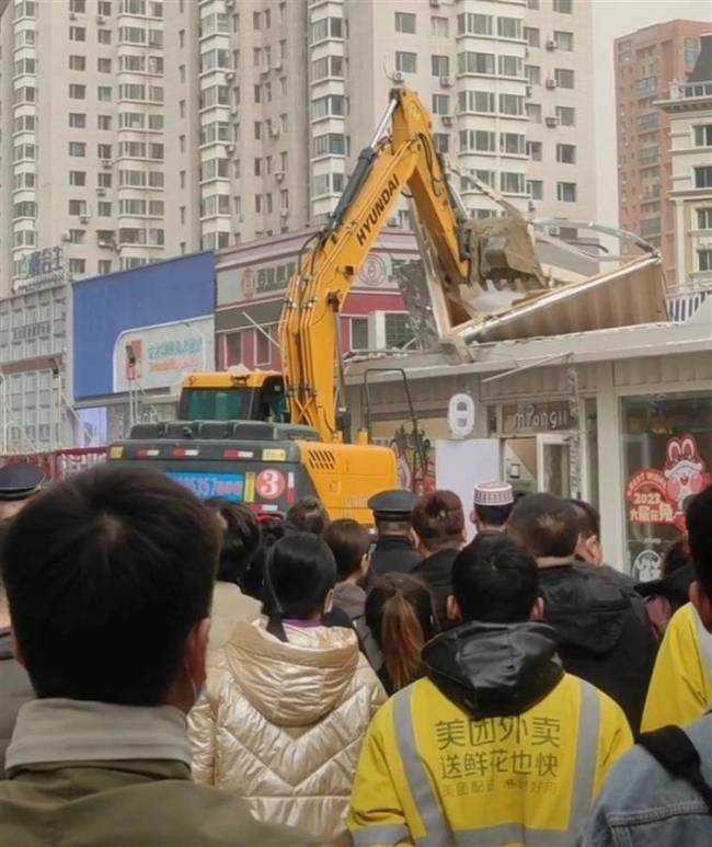 夫妻称花万元夜市开店未开张就被拆 市集说拆就拆