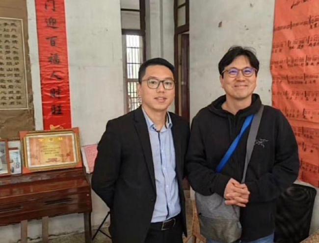 汤唯夫妇回浙江老家扫墓 汤唯本人素颜出镜 穿的还是《分手的决心》官方卫衣