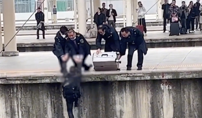 男乘客欲横穿铁道被拉起：乘客欲横穿铁路站台被罚！