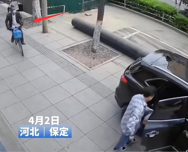 男子开车门疑遭老人碰瓷 碰瓷现象是否应列入法律范围？ 