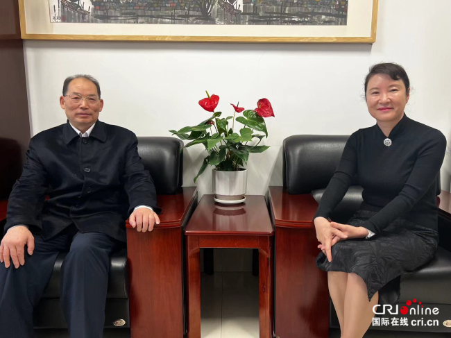 甘肃省委宣传部副部长、省委网信办主任梁洪涛（右）会见国际在线董事长藏具林