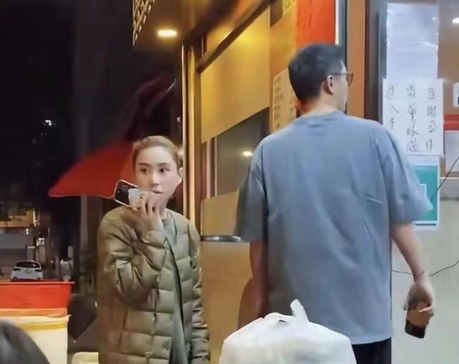 何超莲窦骁与佘诗曼聚餐 光顾平价小吃店 与食客挤在小厅内很接地气！！