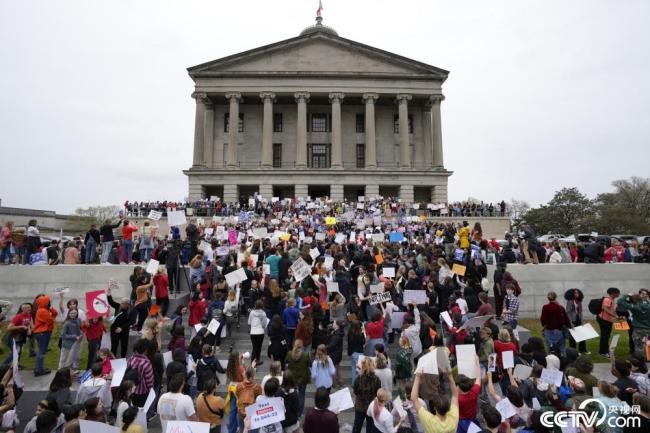 美国：抗议者涌入田纳西州议会大厦