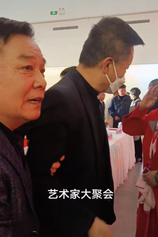 阎维文聚会中被搀扶拥抱李双江，杨洪基疑被无视秒变脸