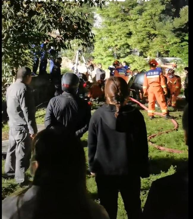 9岁男孩玩耍掉入化粪池身亡，井口长满杂草 盖子也没盖好