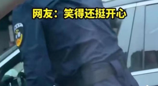 男子丢垃圾被特警扔回车