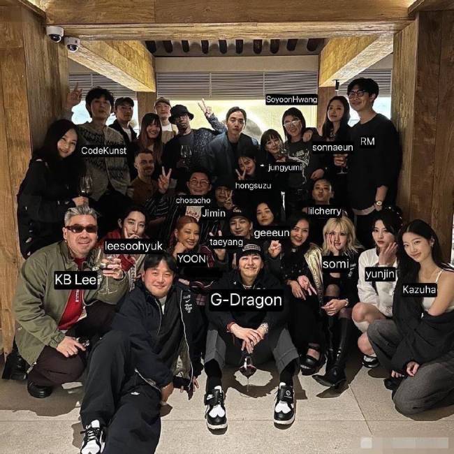 权志龙在晚宴中与友人合照的人生四格合集照片 大合照上热搜了！