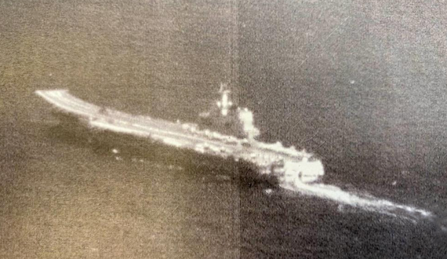 山东舰航母突破第一岛链 甲板满载战机