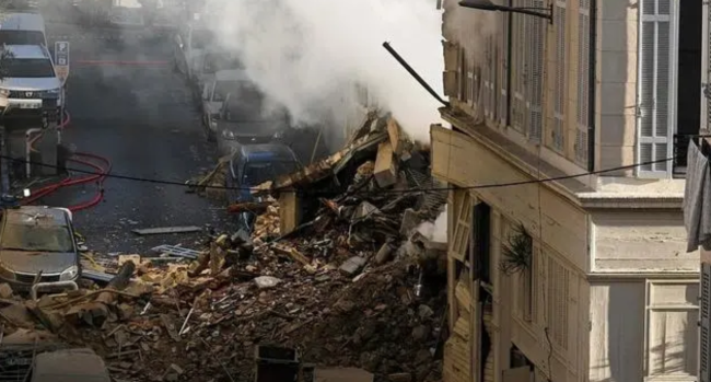 法国一居民楼爆炸后坍塌