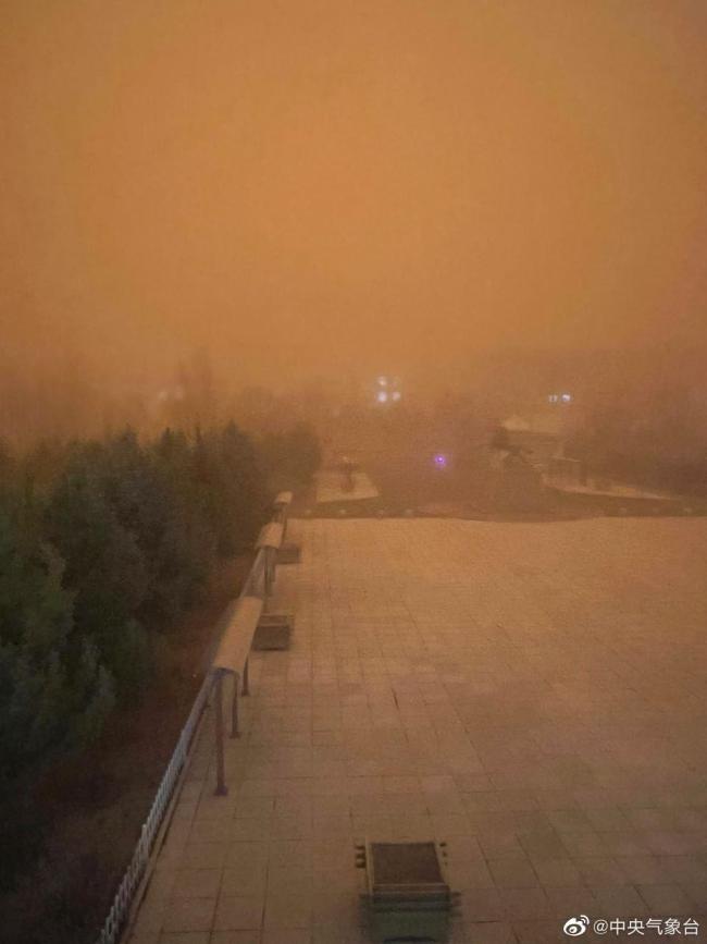 内蒙古强沙尘暴来袭：天空变橙红色，建筑若隐若现！