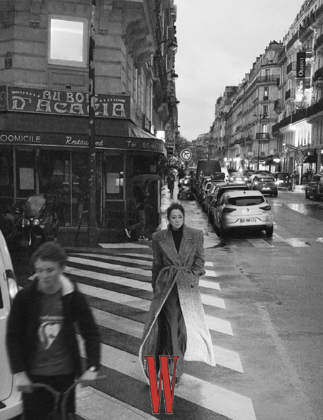 巩俐于佩尔同框登封面，漫步巴黎街头黑白大片