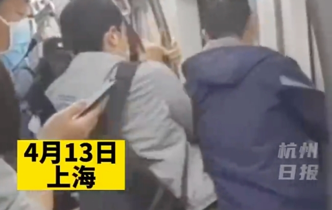 两名乘客地铁抢站位，网友：第一次见人抢“站位”