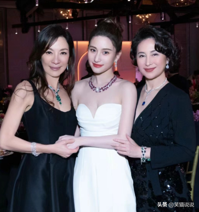 何超莲何超琼亲密合照：依偎在姐姐怀里好亲密