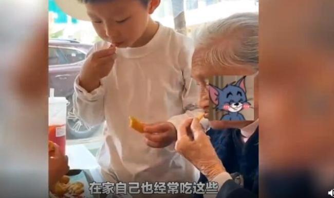 102岁老人请重孙吃汉堡