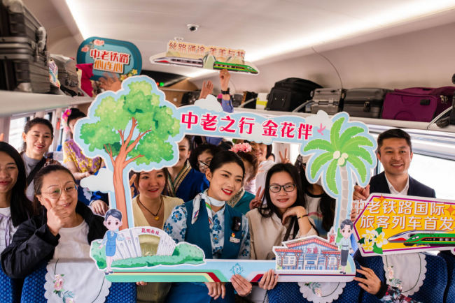 中老铁路国际旅客列车开行 谱写“一带一路”新乐章