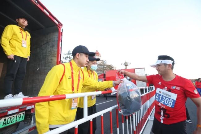 北京半马冠军跑进1小时 肯尼亚选手打破纪录 提升5分16秒