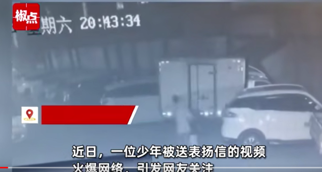 男子对六岁女童图谋不轨被高中生拿书包怒砸！