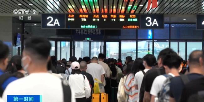 “五一”假期游火爆 首日火车票部分线路已售罄