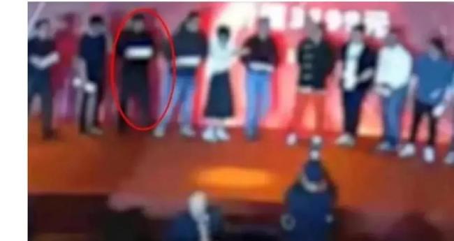 男子混入年会冒领奖被拘：蹭吃蹭喝，上台领奖与领导合影