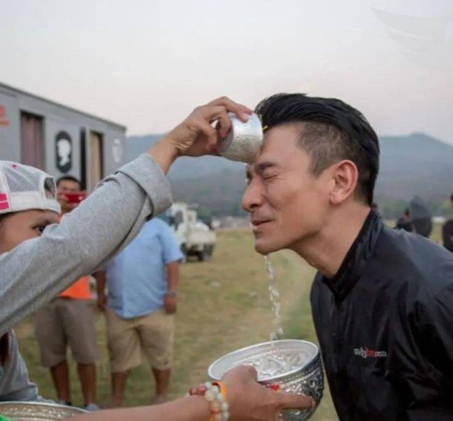 刘德华也在泰国过泼水节 并称：一起沉浸在宋干节的快乐中